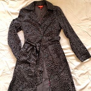 Leopard print trench coat. - 510